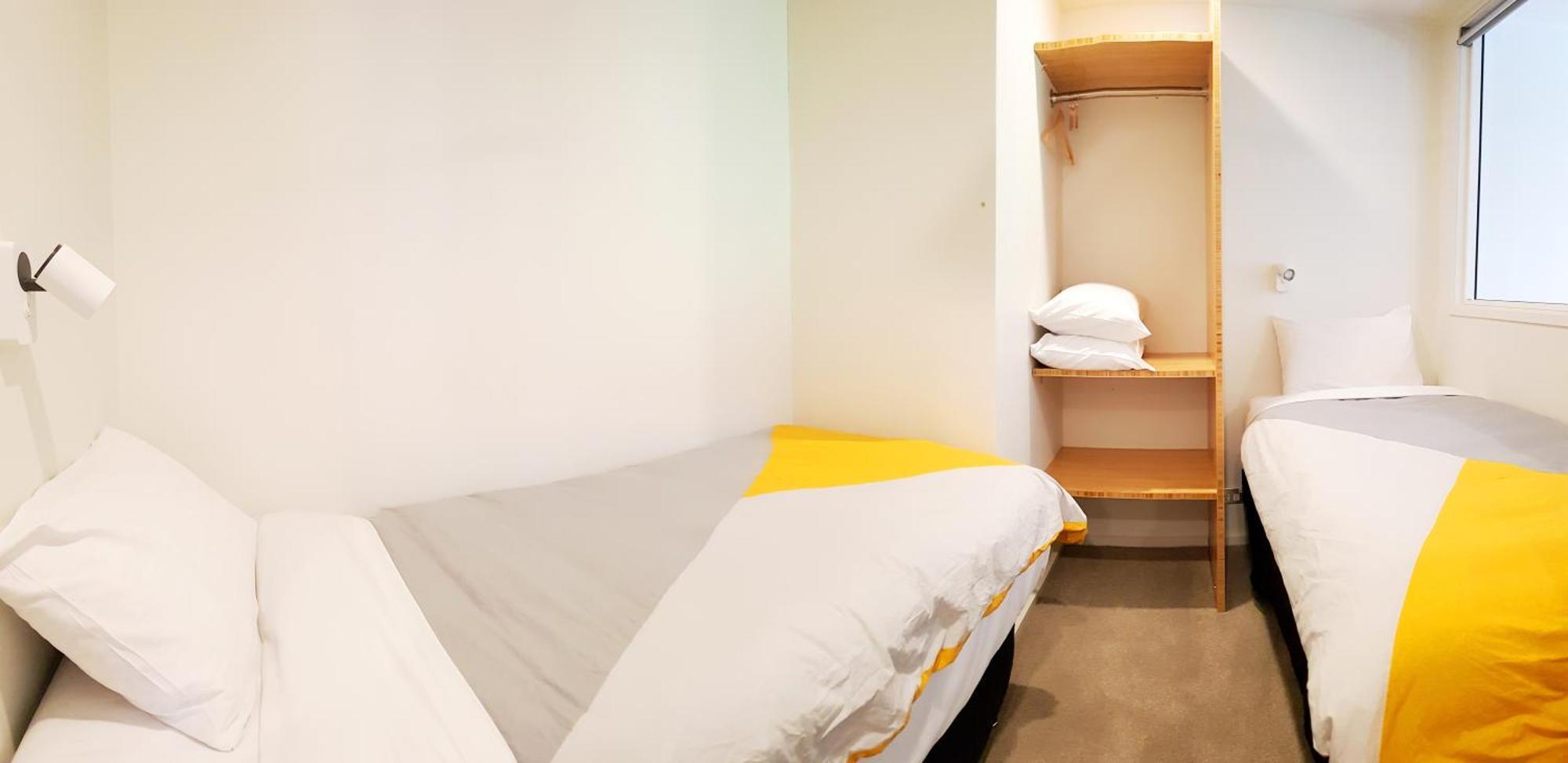 St James Apartments Queenstown Room photo