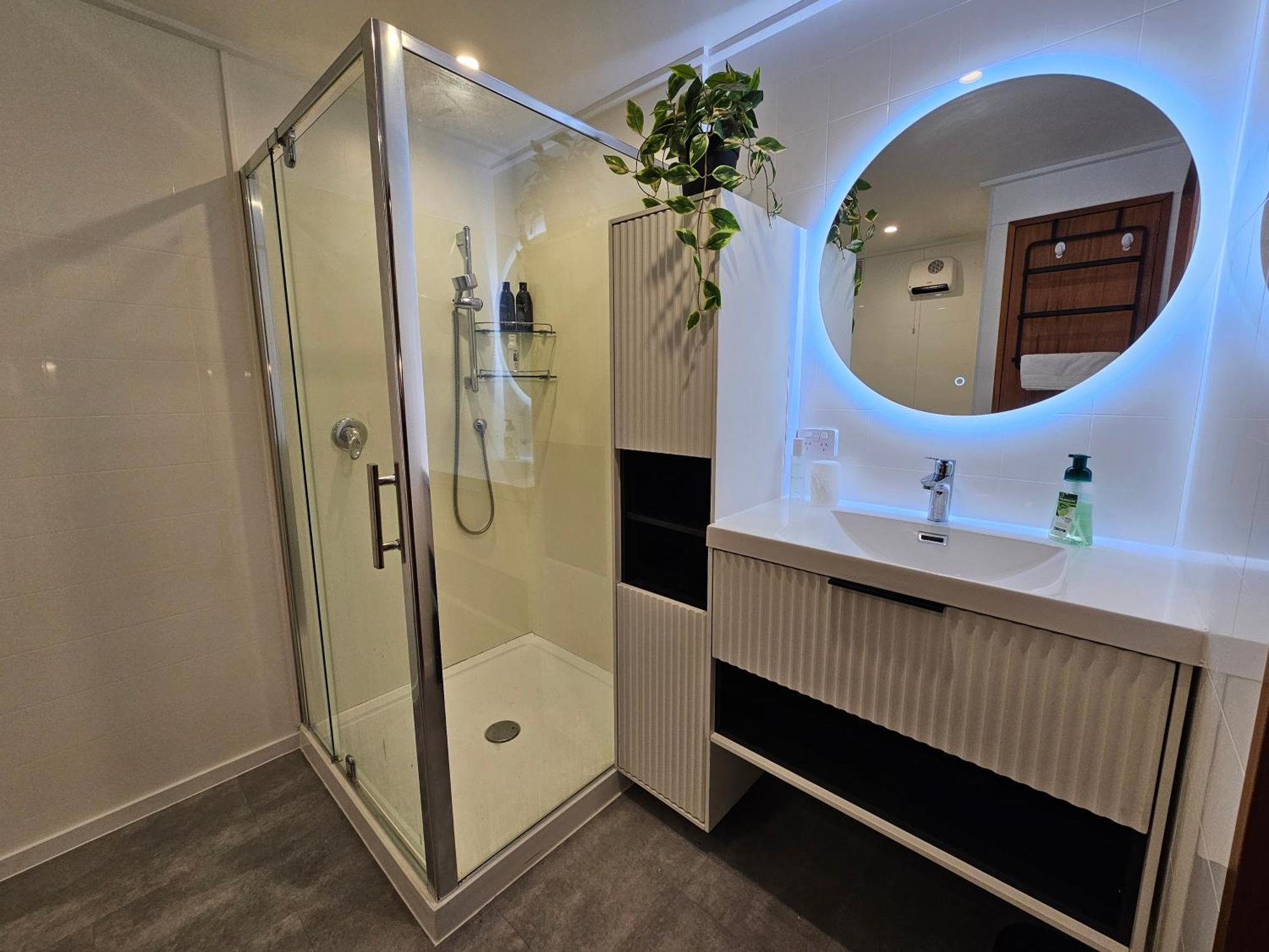 St James Apartments Queenstown Room photo